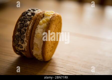 Eis-Keks mit Schokoladenchips und Vanillecreme innen Stockfoto