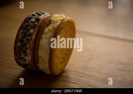 Eis-Keks mit Schokoladenchips und Vanillecreme innen Stockfoto