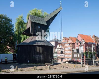 Alte Kran (Alter Kran) am Fluss Ilmenau im Hafen von Lüneburg. Stockfoto