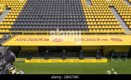 Dortmund, Deutschland. Mai 2020. firo: 08.05.2020, Fußball, 1.Bundesliga, Saison 2019/2020, BVB, Borussia Dortmund, Stadion SIGNAL IDUNA PARK, Drohne, Drohnenaufnahme, vor DERBY, Revierdervon BVB - Schalke 04, Neustart der Bundesliga nach Unterbrechung durch CORONA, COVID -19, Trainerbank für die Gastmannschaft, Schalke 04, Sitzplätze sind bereits verlegt dpa/Alamy Live News Stockfoto