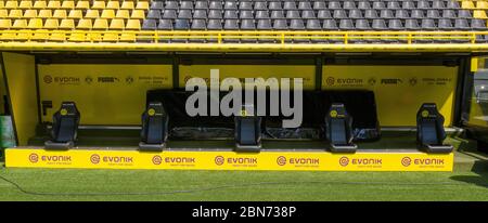 Dortmund, Deutschland. Mai 2020. firo: 08.05.2020, Fußball, 1.Bundesliga, Saison 2019/2020, BVB, Borussia Dortmund, Stadion SIGNAL IDUNA PARK, Drohne, Drohnenaufnahme, vor DERBY, Revierdervon BVB - Schalke 04, Neustart der Bundesliga nach Unterbrechung durch CORONA, COVID -19, Kutschenbank für die Heimmannschaft, BVB, Sitze sind bereits verlegt worden Stockfoto