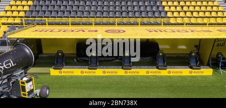 Dortmund, Deutschland. Mai 2020. firo: 08.05.2020, Fußball, 1.Bundesliga, Saison 2019/2020, BVB, Borussia Dortmund, Stadion SIGNAL IDUNA PARK, Drohne, Drohnenaufnahme, vor DERBY, Revierdervon BVB - Schalke 04, Neustart der Bundesliga nach Unterbrechung durch CORONA, COVID -19, Trainerbank für die Gastmannschaft, Schalke 04, Sitzplätze sind bereits verlegt dpa/Alamy Live News Stockfoto