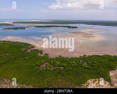 Unbewohnte tropische Inseln im Indischen Ozean. Luftaufnahme der Insel Pemba, Sansibar. Tansania. Afrika Stockfoto