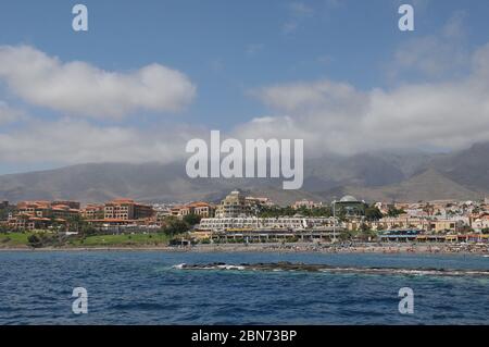 Teneriffa ist die größte der Kanarischen Inseln Spaniens, vor Westafrika. Es wird von Mont Teide dominiert, einem schlafenden Vulkan, der Spaniens höchster Gipfel ist. Teneriffa ist am besten bekannt für seinen Karneval von Santa Cruz, ein riesiges Pre-Lent-Festival mit Paraden, Musik, Tanz und bunten Kostümen. Die Insel hat viele Strände und Resort-Bereiche, einschließlich Los Cristianos und Playa de las Americas, Stockfoto