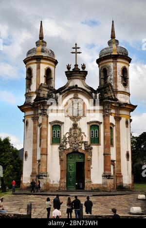 Blick auf die Menschen, die die Kirche von Sao Francisco de Assis, Ouro Preto, Brasilien, betreten Stockfoto