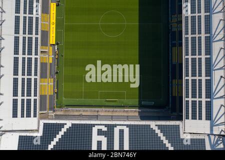 Dortmund, Deutschland. 08. Mai 2020. firo: 08.05.2020, Fußball, 1.Bundesliga, Saison 2019/2020, BVB, Borussia Dortmund, STADIONSIGNAL IDUNA PARK, Drohne, Drohnenbild, Luftaufnahme, vor DERBY, Revierdervon BVB - Schalke 04, Neustart der Bundesliga nach Unterbrechung durch CORONA, COVID-19, Spielfeld, Grafikmuster, Dachkonstruktion dpa/Alamy Live News Stockfoto