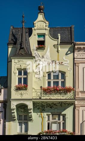 Jugendstil-Relief und Apotheke Schild am Haus auf Krakonosovo namesti in Trutnov, Böhmen, Tschechien, Mitteleuropa Stockfoto