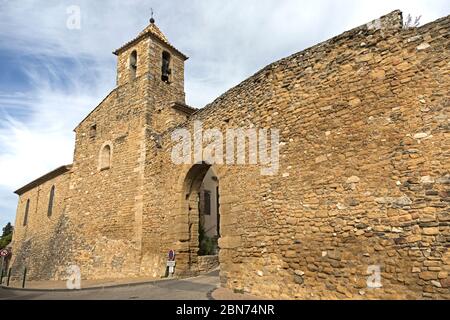 Die Vieux Église in Vacqueras und die Entrace zum Dorf. Vaucluse Stockfoto