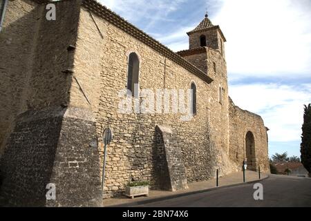 Die Vieux Église in Vacqueras und die Entrace zum Dorf. Vaucluse Stockfoto