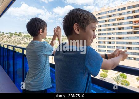 Beifall für medizinisches Personal. Familie klatscht Hände, applaudieren vom Balkon, um Ärzte, Krankenschwestern während der Coronavirus-Pandemie Quarantäne zu unterstützen Stockfoto
