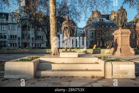 Mahatma Gandhi; Statue des indischen Aktivisten und politischen Führers, der sich außerhalb des Palastes von Westminster am Parliament Square, London, befindet. Stockfoto