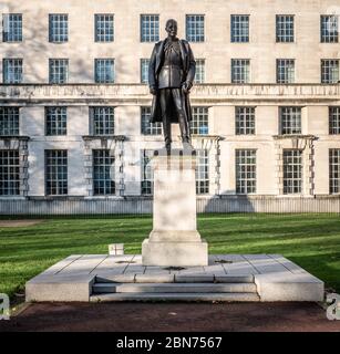 Statue von Hugh Montague Trenchard, einem britischen Offizier, der maßgeblich an der Gründung der britischen Royal Air Force (RAF) beteiligt war. Verteidigungsministerium, Whitehall. Stockfoto