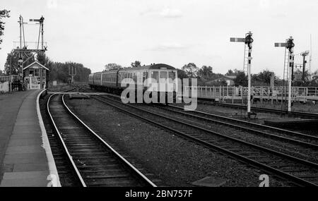 Ein Dieseltriebwagen nähert sich der Ely Station, Cambridgeshire, England, Großbritannien. Oktober 1985 Stockfoto