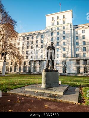 Eine Statue von Sir Charles Portal, Marschall der britischen Royal Air Force aus dem Zweiten Weltkrieg, vor dem Verteidigungsministerium in Victoria Embankment Gardens, London. Stockfoto