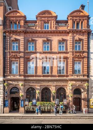 Der Lord Moon of the Mall, ein Wetherspoons-öffentliches Haus in Westminster, London. Die façade und die viktorianische Architektur eines typisch englischen Pubs. Stockfoto