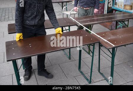 Hamburg, Deutschland. Mai 2020. Zwei Männer stellten Tische und Plätze vor einem Bistro im Schanzenviertel auf. Der Mindestabstand von 1,50m wird mit einer Falzlinie gemessen. In Hamburg können Restaurants, Kneipen und Hotels unter bestimmten Bedingungen wieder geöffnet werden. Kredit: Daniel Bockwoldt/dpa/Alamy Live News Stockfoto