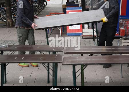 Hamburg, Deutschland. Mai 2020. Zwei Männer stellten Tische und Plätze vor einem Bistro im Schanzenviertel auf. In Hamburg können Restaurants, Kneipen und Hotels unter bestimmten Bedingungen wieder geöffnet werden. Kredit: Daniel Bockwoldt/dpa/Alamy Live News Stockfoto