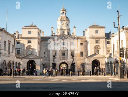 Horse Guards, London, Großbritannien. Der Eingang in Whitehall zu Horse Guards, einem alten militärischen Wahrzeichen, bei dem Touristen die zeremoniellen Wächter auf dem Pferderücken bewundern. Stockfoto