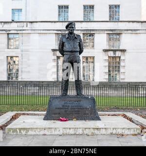 Statue des britischen Offiziers der Armee des Zweiten Weltkriegs, Feldmarschall Montgomery, Monty, außerhalb des Gebäudes des Verteidigungsministeriums in Whitehall, Westminster, London. Stockfoto