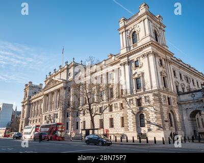 Das HM Treasury Building in Whitehall, London, ist das britische Regierungsministerium und Büro, das für die öffentliche Finanzen und Wirtschaftspolitik des Vereinigten Königreichs zuständig ist. Stockfoto