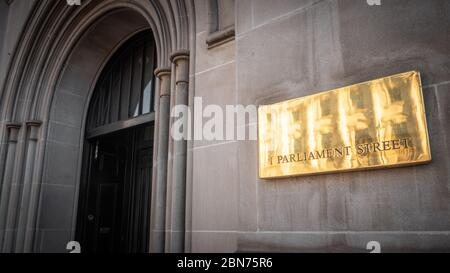 1 Parliament Street. Ein Messingschild, das eine prominente Adresse im Herzen von Whitehall markiert, einem Londoner Viertel, das für britische Politik und Regierungsführung steht. Stockfoto