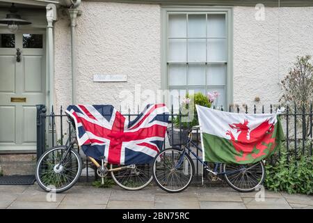 Ein Union Jack und eine walisische Flagge erinnern an den 75. Jahrestag des VE Day in der kleinen walisischen Grenzstadt Presteigne, Powys, Wales, Großbritannien Stockfoto