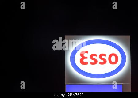 Esso Logo, ein Handelsname von ExxonMobil, der nachts auf einem Tankstellennzeichen in der Nähe von Toronto Pearson zu sehen ist. Stockfoto