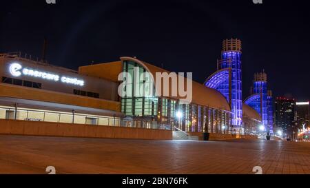 Das Enercare Center, das nachts leer gesehen wird, mit hellvioletten Lichtern in der Haupthalle, die Arbeiter an vorderster Front unterstützen, die während der COVID-19 Pandemie helfen. Stockfoto