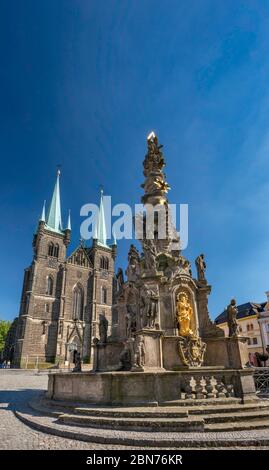 Pestsäule, 18. Jahrhundert, Himmelfahrtskirche, 1291, Gotik, bei Retelovo namesti in Chrudim, Böhmen, Tschechien, Mitteleuropa Stockfoto