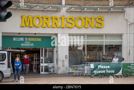 Wimbledon, London, Großbritannien. 13 Mai 2020. Am 51. Tag der Sperrung des Coronavirus in Großbritannien werden einige Unternehmen wieder eröffnet und Arbeiter, die nicht von zu Hause aus arbeiten können, werden ermutigt, wenn möglich mit dem Fahrrad oder zu Fuß zur Arbeit zu reisen. Morrisons Supermarkt Schlange Barrieren nicht in Gebrauch, da es nur wenige Kunden, die den Laden. Quelle: Malcolm Park/Alamy Live News. Stockfoto