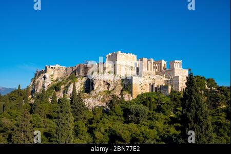 Athens, Attica / Greece - 2018/04/03: Panoramablick auf die Akropolis von Athen mit Propylaea monumentalem Tor und Nike Athena Tempel von Aeropag aus gesehen Stockfoto