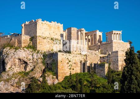 Athens, Attica / Greece - 2018/04/03: Panoramablick auf die Akropolis von Athen mit Propylaea monumentalem Tor und Nike Athena Tempel von Aeropag aus gesehen Stockfoto