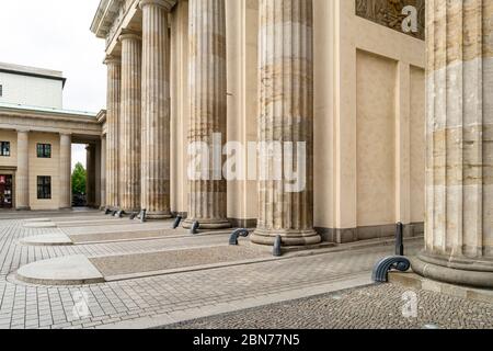 Die Säulen des historischen Brandenburger Tors in Berlin Stockfoto