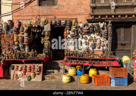 Kathmandu, Nepal - 13. November 2016: Souvenirshop in Kathmandu. Nepalesische traditionelle Dämonenmasken hängen an einer Wand eines Ladens. Swayambhunath. Stockfoto