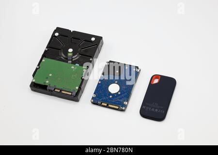 Festplatte auf weißem Hintergrund isoliert. Festplatte des Computers. Computerspeicher. Computer Solid State Drive. Stockfoto