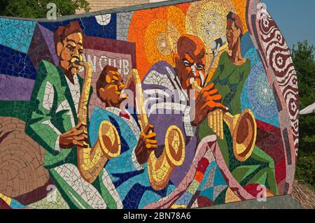 „Rhapsody“ Fliesenmosaik-Wandbild von John Yancey, installiert auf dem Dr. Charles E. Urdy Plaza in der East 11th Street und Waller Street in Austin, Texas, USA Stockfoto