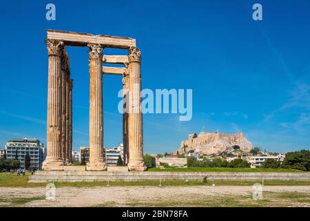 Athens, Attica / Greece - 2018/04/03: Panoramablick auf den Tempel des Olympischen Zeus, bekannt als Olympieion an der Leof Andrea Siggrou Straße in der alten Stadt Cen Stockfoto