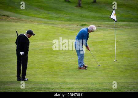 Golfer im Llanymynech Golf Club, Oswestry, wo der Platz die Grenze zwischen England und Wales überquert. Der Golfplatz steht vor Unsicherheit, da die Beschränkungen für den Golfsport in England ab heute aufgehoben werden, in Wales jedoch weiterhin gelten. Stockfoto