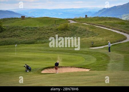 Golfer im Llanymynech Golf Club, Oswestry, wo der Platz die Grenze zwischen England und Wales überquert. Der Golfplatz steht vor Unsicherheit, da die Beschränkungen für den Golfsport in England ab heute aufgehoben werden, in Wales jedoch weiterhin gelten. Stockfoto