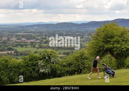 Golfer im Llanymynech Golf Club, Oswestry, wo der Platz die Grenze zwischen England und Wales überquert. Der Golfplatz steht vor Unsicherheit, da die Sperrbeschränkungen für Golf in England von heute an aufgehoben werden, in Wales aber weiterhin in Kraft bleiben. Stockfoto