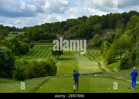 Golfer im Llanymynech Golf Club, Oswestry, wo der Platz die Grenze zwischen England und Wales überquert. Der Golfplatz steht vor Unsicherheit, da die Beschränkungen für den Golfsport in England ab heute aufgehoben werden, in Wales jedoch weiterhin gelten. Stockfoto