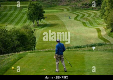 Golfer im Llanymynech Golf Club, Oswestry, wo der Platz die Grenze zwischen England und Wales überquert. Der Golfplatz steht vor Unsicherheit, da die Beschränkungen für den Golfsport in England ab heute aufgehoben werden, in Wales jedoch weiterhin gelten. Stockfoto