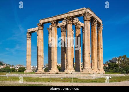 Athens, Attica / Greece - 2018/04/03: Panoramablick auf den Tempel des Olympischen Zeus, bekannt als Olympieion an der Leof Andrea Siggrou Straße in der alten Stadt Cen Stockfoto