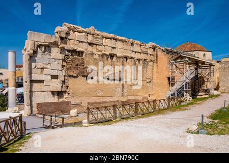 Athen, Attika / Griechenland - 2018/04/03: Bibliothek von Hadrian - Hadrian Bibliothek - Ruinen mit Reste der Kirche von Saint Asomatos, STA Skalia, Steinarchäo Stockfoto