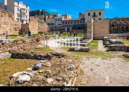 Athen, Attika / Griechenland - 2018/04/03: Bibliothek von Hadrian - Hadrian Bibliothek - Ruinen mit Reste der Tetraconch Kirche Stein archäologischen Artefakten Stockfoto