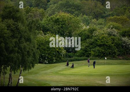 Golfer im Llanymynech Golf Club, Oswestry, wo der Platz die Grenze zwischen England und Wales überquert. Der Golfplatz steht vor Unsicherheit, da die Beschränkungen für den Golfsport in England ab heute aufgehoben werden, in Wales jedoch weiterhin gelten. Stockfoto