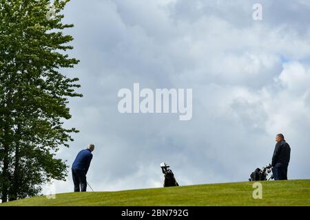 Golfer im Llanymynech Golf Club, Oswestry, wo der Platz die Grenze zwischen England und Wales überquert. Der Golfplatz steht vor Unsicherheit, da die Beschränkungen für den Golfsport in England ab heute aufgehoben werden, in Wales jedoch weiterhin gelten. Stockfoto