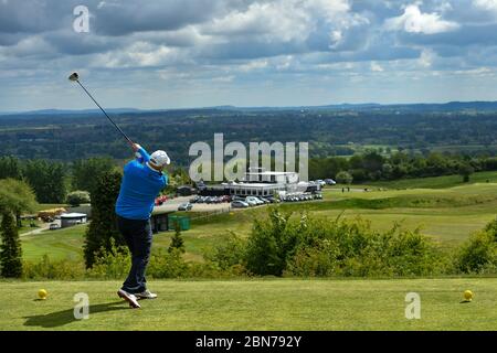 Golfer im Llanymynech Golf Club, Oswestry, wo der Platz die Grenze zwischen England und Wales überquert. Der Golfplatz steht vor Unsicherheit, da die Beschränkungen für den Golfsport in England ab heute aufgehoben werden, in Wales jedoch weiterhin gelten. Stockfoto