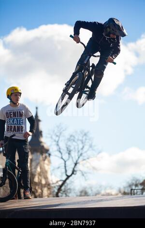 Lemberg, Ukraine - 12. März 2020: Junger Mann, der Tricks auf einem BMX-Fahrrad macht. BMX im Skatepark der Stadt. Teenager fahren mit dem Fahrrad in einem urbanen Bike- und Skatepark Stockfoto