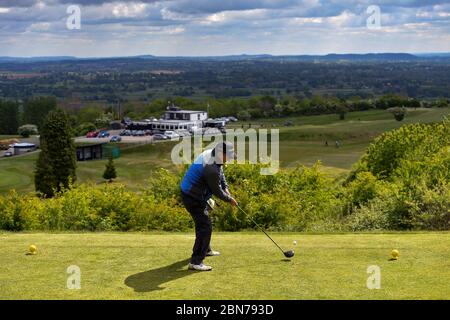 Golfer im Llanymynech Golf Club, Oswestry, wo der Platz die Grenze zwischen England und Wales überquert. Der Golfplatz steht vor Unsicherheit, da die Beschränkungen für den Golfsport in England ab heute aufgehoben werden, in Wales jedoch weiterhin gelten. Stockfoto